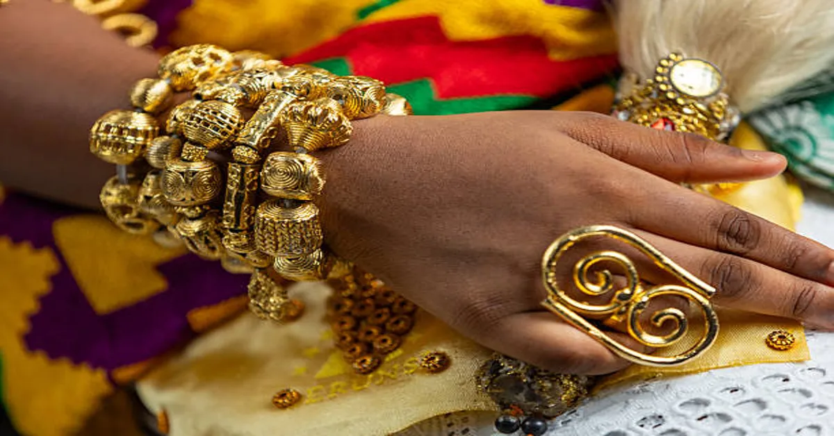 The Esclava de Oro Bracelet: Design, Materials, and Modern Significance